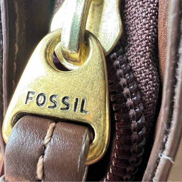 Fossil Issue Number 1954 Women’s Brown and Tan Crossbody Adjustable Strap Purse - Picture 5 of 11